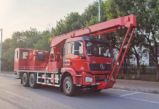 陜汽德龍后八輪采油車